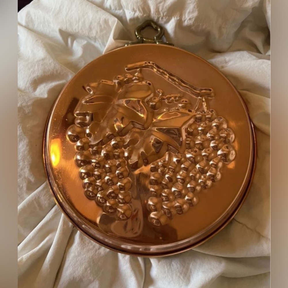 Old Dutch Metal Copper/BrassJello Food Mold FRUIT Grapes Wall Hanging Decor NWT